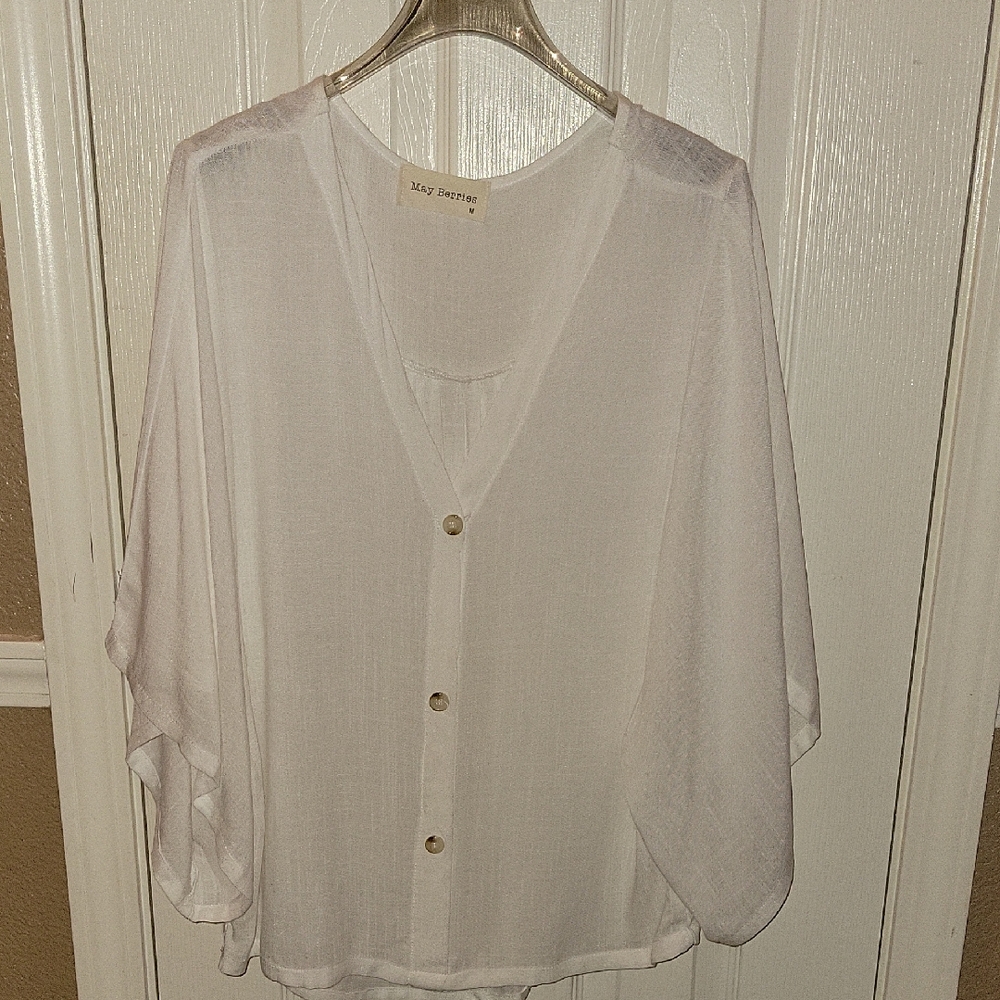 MAY BERRIES,  SZ M BLOUSE NEW WITHOUT TAGS VERY FLOWY AND LIGHTWEIGHT